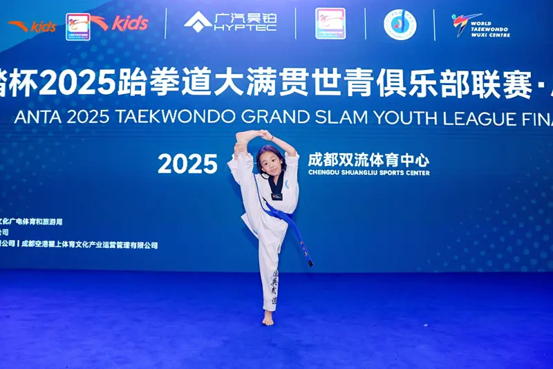 رياضي يؤدي ركلة عالية على المسرح في دوري Grand Slam للناشئين 2025
